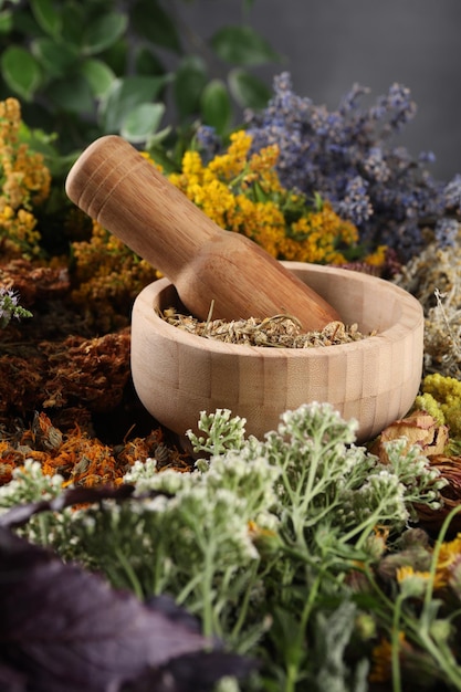 Foto mortar com pestle e muitas ervas diferentes na mesa