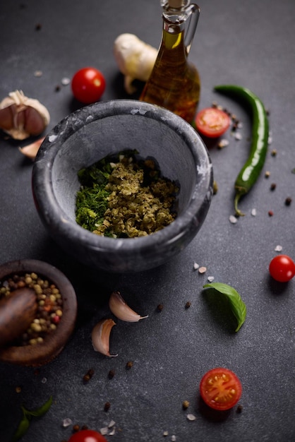 Morte de pedra com ingredientes picados em molho verde