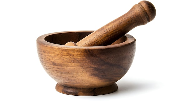 Un mortero de madera y un pestillo sobre un fondo blanco