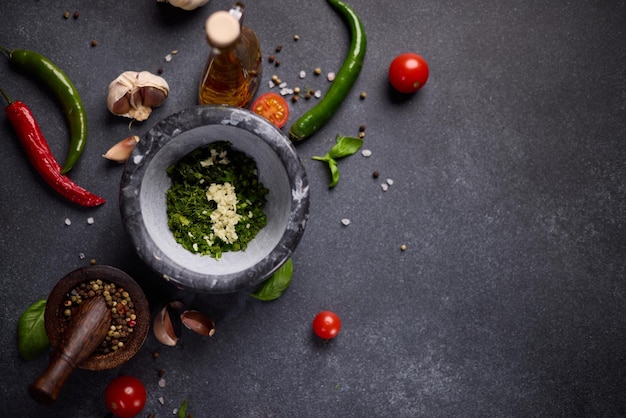 Mortero de piedra con ingredientes picados en salsa verde