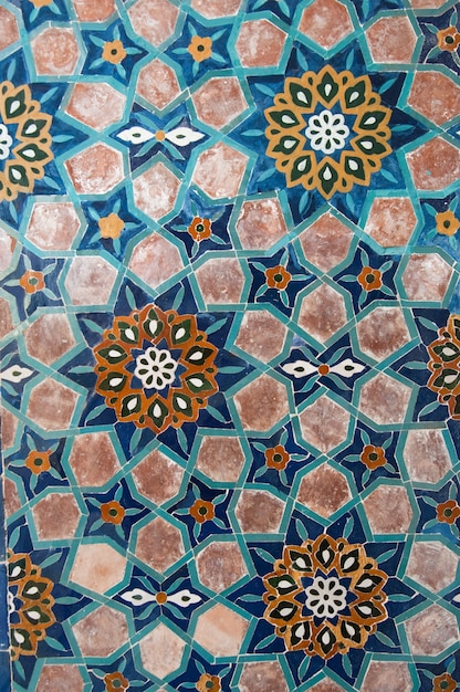 Mosaico de cerámica antiguo asiático. elementos de adorno oriental en baldosas cerámicas