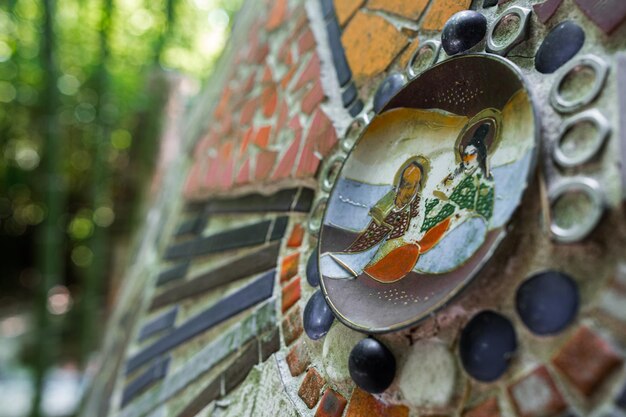 Foto un mosaico de cerámica hecho a mano de azulejos