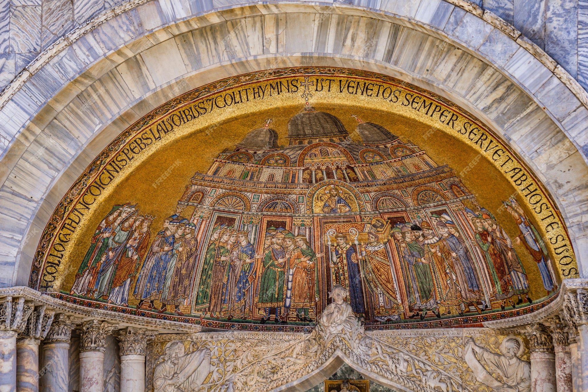 Mosaico da tradução do corpo de são marcos na porta da fachada de