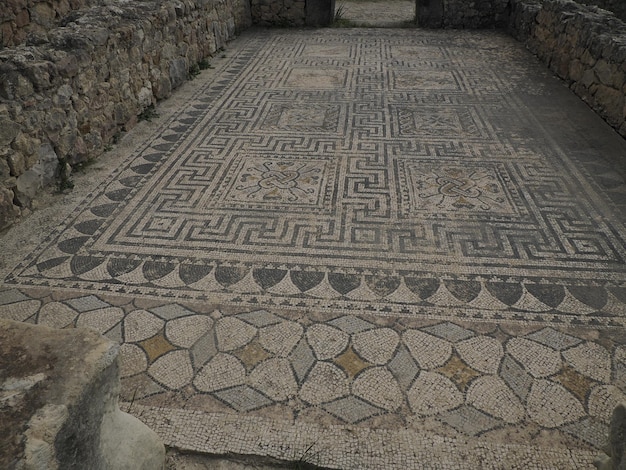 Mosaico das ruínas romanas de Volubilis em Marrocos - Ruínas romanas mais bem preservadas localizadas entre as cidades imperiais de Fez e Meknes em uma planície fértil cercada por campos de trigo.
