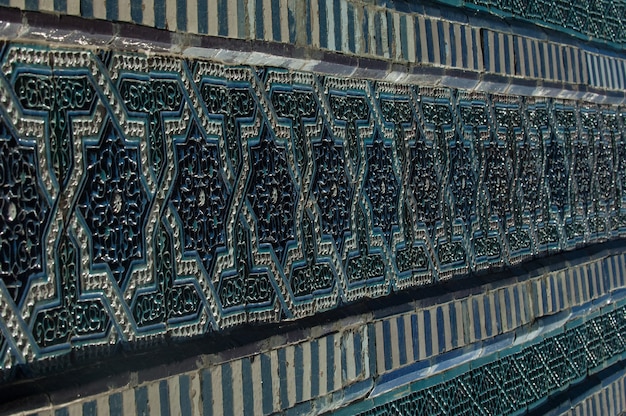 Mosaico de cerâmica velho asiático. elementos do ornamento oriental em ladrilhos de cerâmica