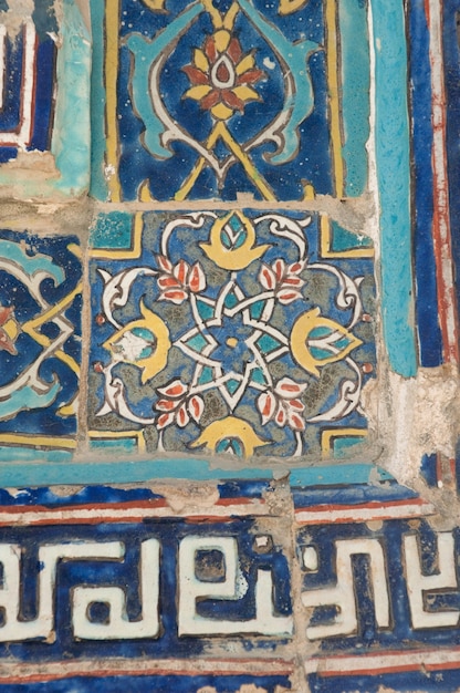 Mosaico de cerâmica velho asiático. elementos do ornamento oriental em ladrilhos de cerâmica