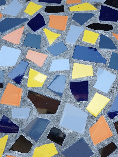 Mosaico de piso cerâmico feito de ladrilhos quebrados de cores diferentes Foto vertical