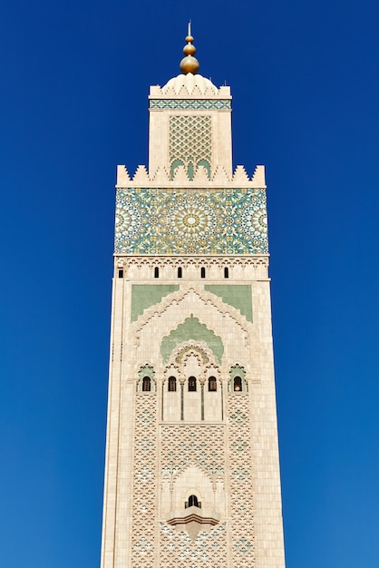 Mosaico geométrico musulmán en la mezquita islámica, hermoso patrón de mosaico árabe y mosaico en la pared y las puertas de la mezquita en la ciudad de Casablanca, Marruecos