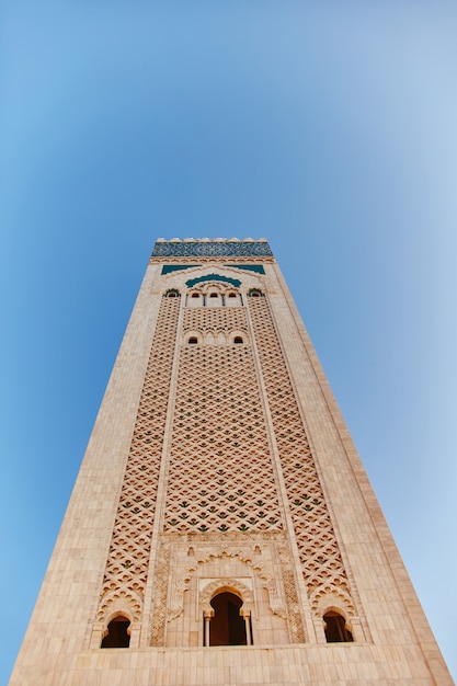 Mosaico geométrico musulmán en la mezquita islámica, hermoso patrón de mosaico árabe y mosaico en la pared y las puertas de la mezquita en la ciudad de Casablanca, Marruecos