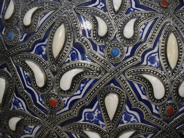 Mosaico marroquí Artesano pintando y decorando productos cerámicos en fábrica de cerámica en Fez, Marruecos