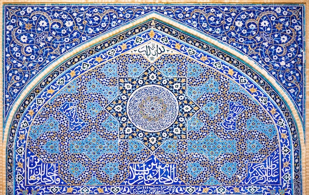 Foto mosaico persa tradicional na fachada da mesquita iraniana em yazd