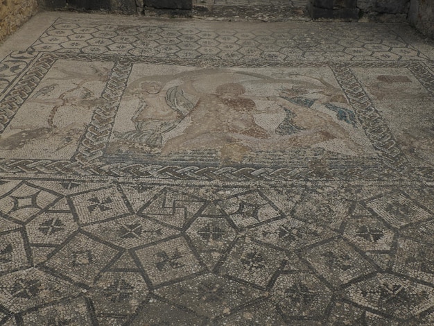 Mosaico en las ruinas romanas de Volubilis en Marruecos: las ruinas romanas mejor conservadas ubicadas entre las ciudades imperiales de Fez y Meknes