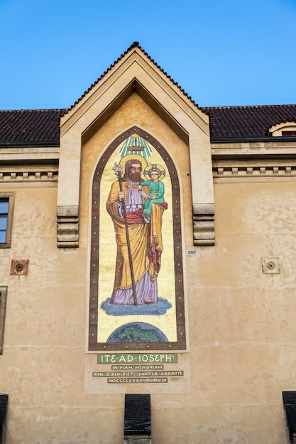 Mosaik des Heiligen Josef mit der lateinischen Inschrift Ite ad Joseph, was bedeutet, gehe zu Joseph, der Abteikirche Benedikt Sauter und dem Emmaus-Kloster Na Slovanech in Prag in der Tschechischen Republik gewidmet ist