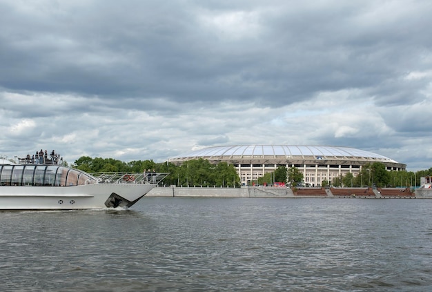 MOSCÚ RUSIA 04 de junio de 2017 Gran estadio deportivo del complejo deportivo Luzhniki en Moscú