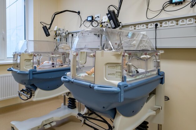 MOSCÚ RUSIA MARZO 2022 caja de incubadora infantil en la moderna sala de maternidad del hospital del centro médico