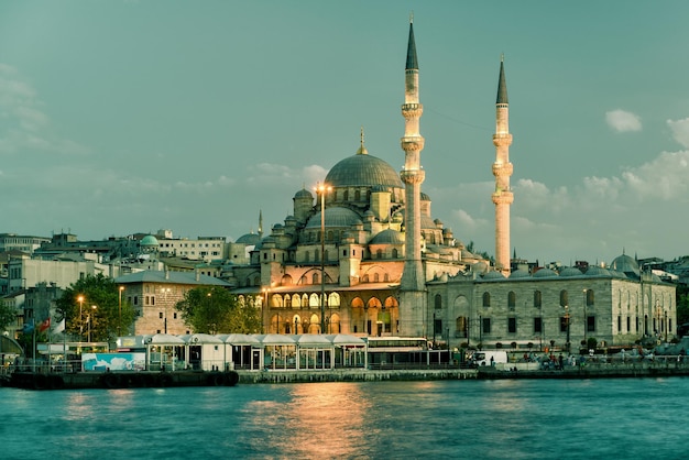 Moschee am Goldenen Horn bei Nacht Istanbul