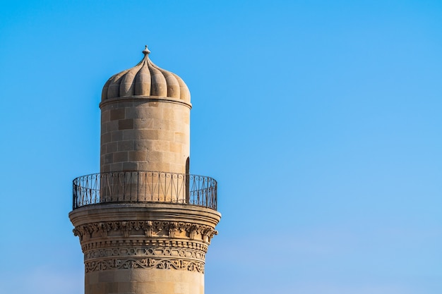 Moschee-Minarett auf Hintergrund des blauen Himmels