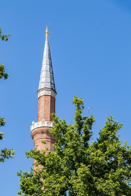Moschee-Minarett im osmanischen türkischen Stil als religiöse muslimische Tempelarchitektur