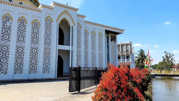 Foto moschee moderne architektur mit blauem himmelshintergrund