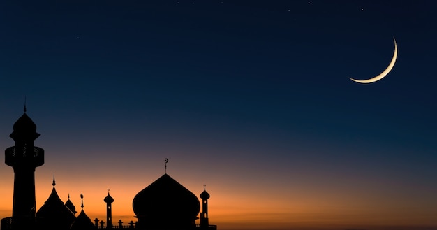 Moscheen Kuppel auf dunkelblauem Zwielichthimmel und Halbmond, Symbol islamische Religion