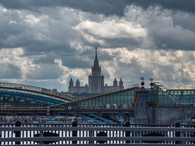 Moscou com estação ferroviária e prédio universitário