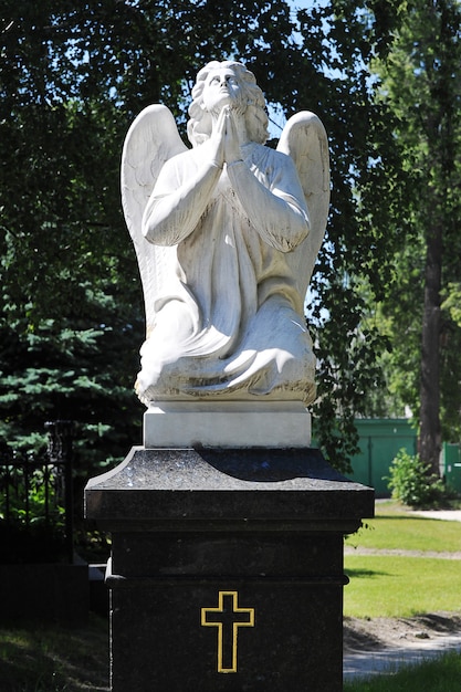 MOSCOU, RÚSSIA - 19 de junho de 2021: escultura de um anjo no pátio do mosteiro Novodevichy em Moscou