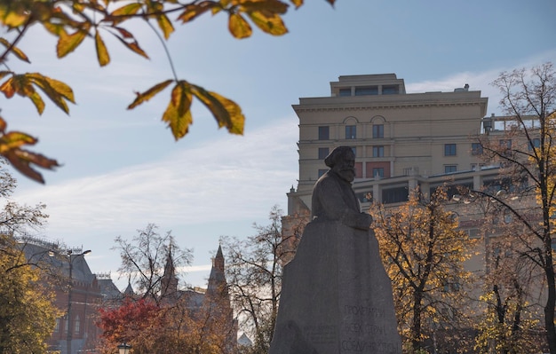 MOSCOU RÚSSIA 20 DE OUTUBRO DE 2018 Memorial do grande socialista revolucionário alemão Karl Marx na praça Teatralnaya