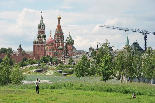 MOSCOU, RÚSSIA - 6 de junho de 2021: pessoas no parque Zaryadye no contexto do Kremlin em Moscou