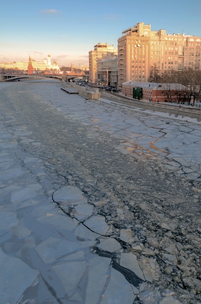 MOSCOU, RÚSSIA . Uma vista sobre o Kremlin e o Rio Moscou no dia ensolarado de inverno.