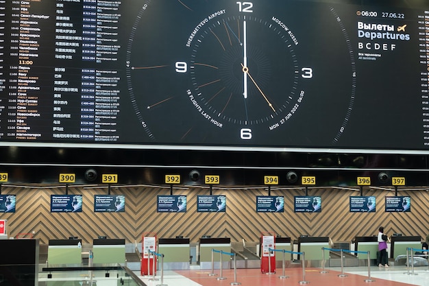 Foto moscou, rússia, 08 de julho de 2022, monitores de informações de voo do aeroporto de sheremetyevo e check-in na área de check-in do aeroporto de sheremetyevo