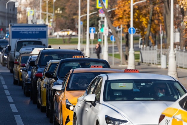 Moscou, rússia - 14 de outubro de 2021: tráfego da cidade, uma rua movimentada da cidade no centro histórico de moscou com um tráfego intenso de carros