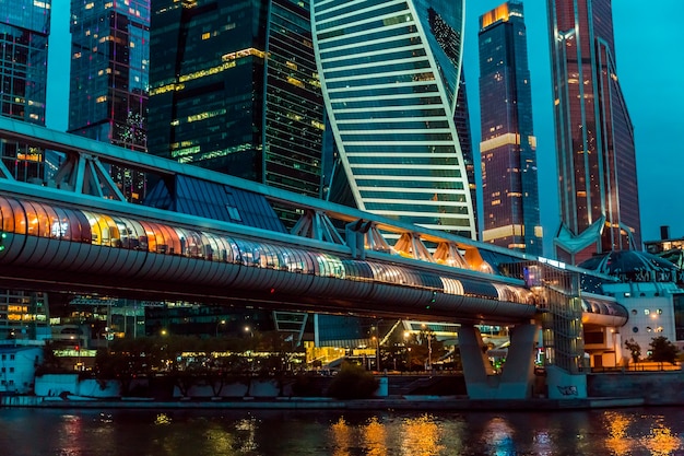 Moscou, Rússia, 20 de agosto de 2021 Lapso de tempo urbano à noite do centro de negócios no centro da cidade de Moscou com edifícios altos. Vista da cidade iluminada.