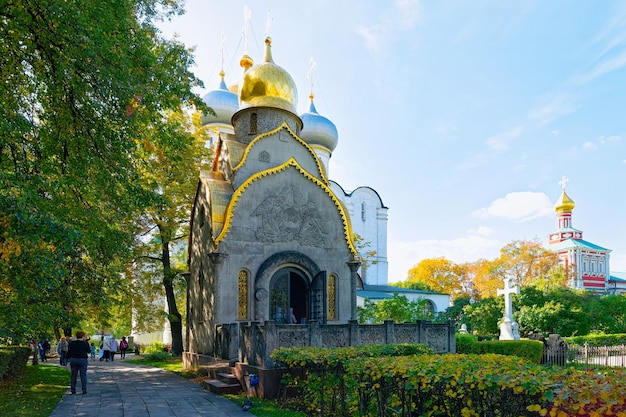 Moscou, Rússia - 20 de setembro de 2015: Pessoas no pátio do Convento Novodevichy em Moscou na Rússia