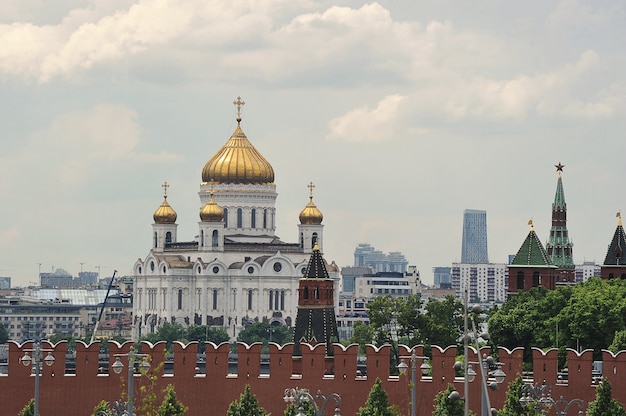 Moscou, rússia - 6 de junho de 2021: vista da parede do kremlin e da catedral de cristo salvador em moscou