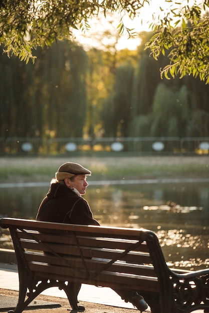 Moscou, rússia - 6 de outubro de 2021: um homem sentado em um banco ao pôr do sol.