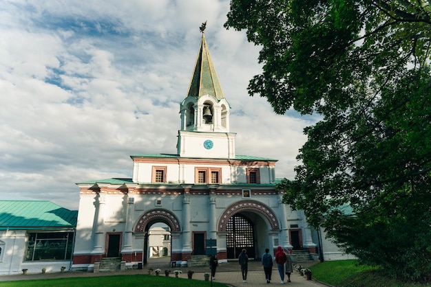 Foto moscou, rússia, nov. 2021 igreja da ascensão do senhor em kolomenskoye contra o céu azul