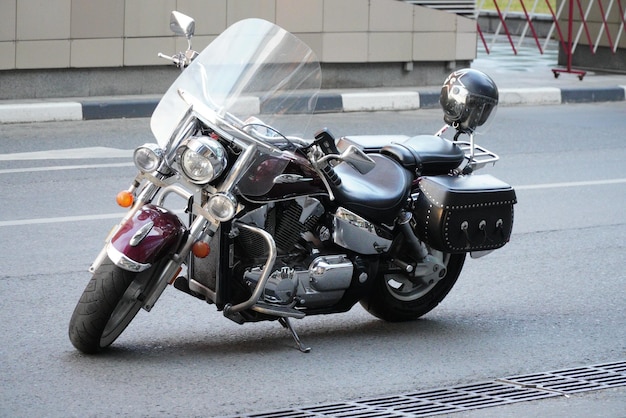 Foto moscovo rússia 28 de agosto de 2022 motocicleta estacionada no estacionamento de motocicletas na rua da cidade