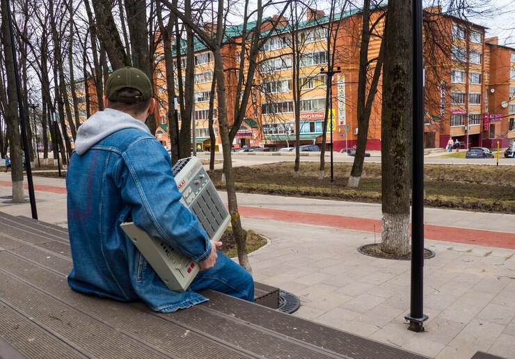 Foto moscow 18042021 akai mpc instrumento musical eletrônico drum machine para criar instrumentos de hiphop nas mãos de um beatmaker um cara na rua detém um akai mpc