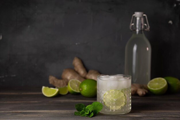 Moscow Mule Cocktail, Isolated on White Background Ein Moscow Mule ist ein Cocktail aus Wodka, würzigem Ingwerbier und Limettensaft. Selektiver Fokus