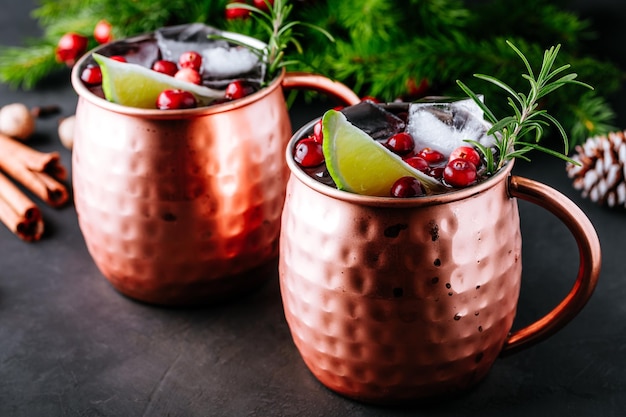 Moscow Mule-Cocktail mit Preiselbeeren und Limette in Kupferbechern zu Weihnachten