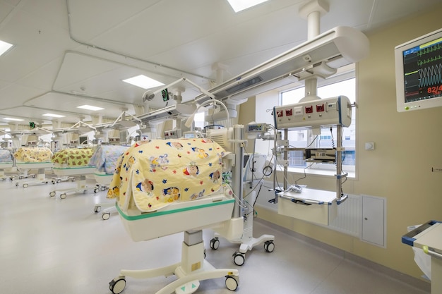 MOSCOW RÚSSIA MARÇO 2022 caixa de incubadora infantil na maternidade moderna do hospital do centro médico