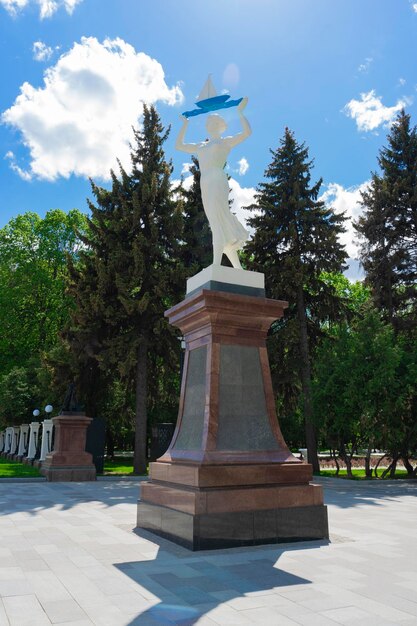 Moscú 27 de mayo de 2021 Severny rechnoy vokzal género escultura monumento Waterway