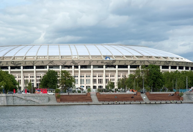 Foto moscú rusia 04 de junio de 2017 gran estadio deportivo del complejo deportivo luzhniki en moscú