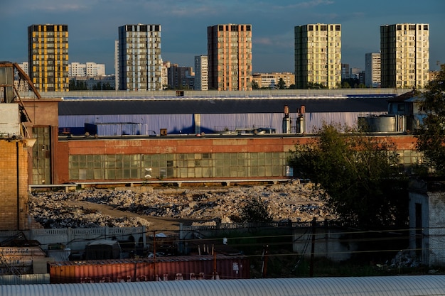 Moscú, Rusia - 05 de agosto de 2018: La ruina de la antigua planta de ZIL que producía refrigeradores y coches.