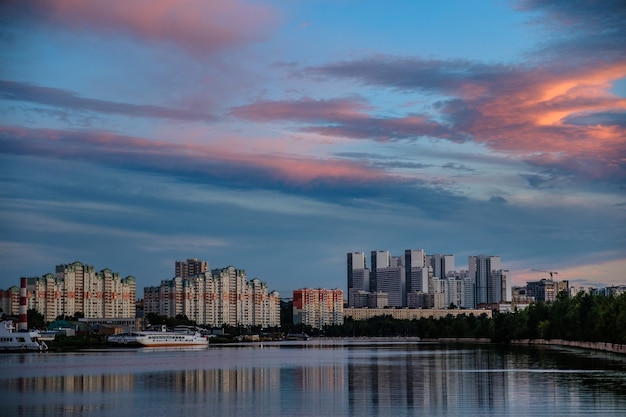 Moscú, Rusia - 05 de agosto de 2018: Vista de edificios modernos cerca del agua durante la puesta de sol.