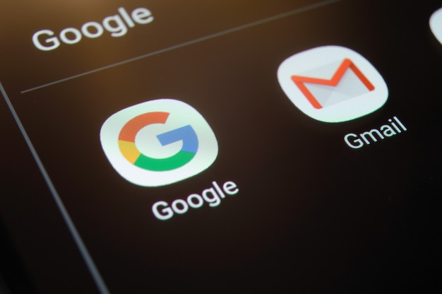 Moscú, Rusia - 12 de marzo de 2021: aplicación de Google y gmail en la pantalla del teléfono inteligente.