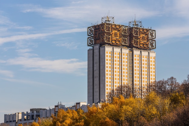 Foto moscú; rusia - 13 de octubre; 2021: arquitectura de la academia de ciencias de rusia. ras es un hito famoso