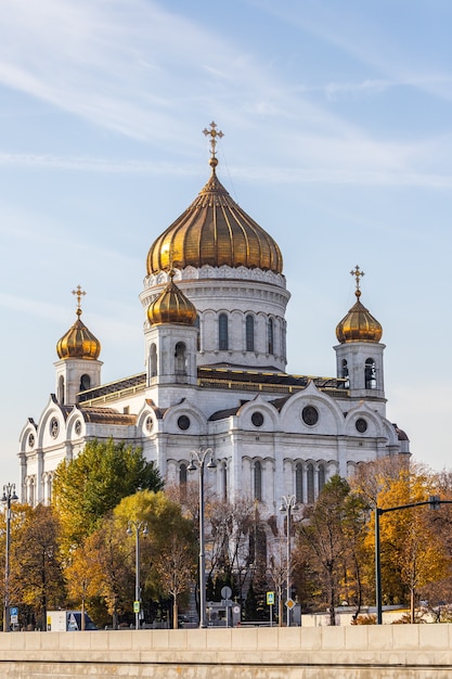 Moscú, Rusia - 14 de octubre de 2021: Catedral de Cristo Salvador en Moscú, Rusia en día de otoño