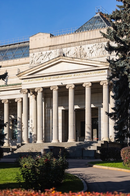 Foto moscú, rusia - 14 de octubre de 2021: primer plano de la entrada al museo estatal de bellas artes que lleva el nombre de lenin