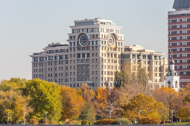 Moscú, Rusia - 14 de octubre de 2021: Vista general de la fachada del complejo residencial Copérnico